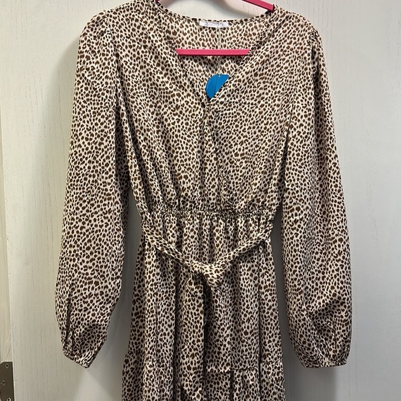 Cupshe Animal Print Tiered Maxi Dress with long sleeves, V neck. Size Medium NWT - Picture 2 of 6